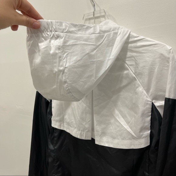 Nike Sportswear Windrunner Jacket Hooded Lightweight Standard Fit XL Girl Junior - Picture 10 of 13